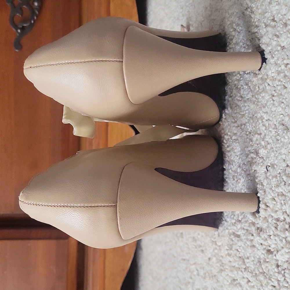 Nude Scalloped Tie Front Pumps - Picture 3 of 9